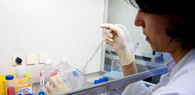 Pipetting at a extractor hood